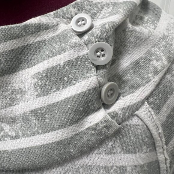 ROXY Button Neck, Double Zipper Front Pocket Hoodie Size Large Logo Zipper Pulls - Picture 12 of 15